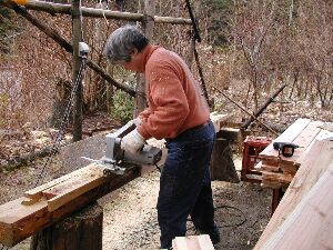 ベースキャンプのシートの下でホンザネ加工
