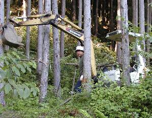 �씗���y���̉��ɏオ���č�Ƃ���m�`�N�B